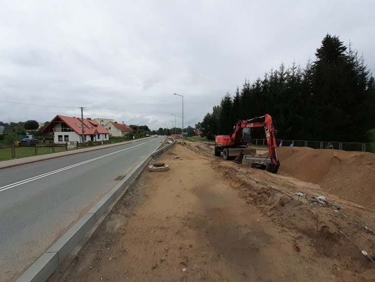 Budowa drogi rowerowej i zatoki autobusowej przy DK63 w Pozezdrzu. Fot. GDDKiA